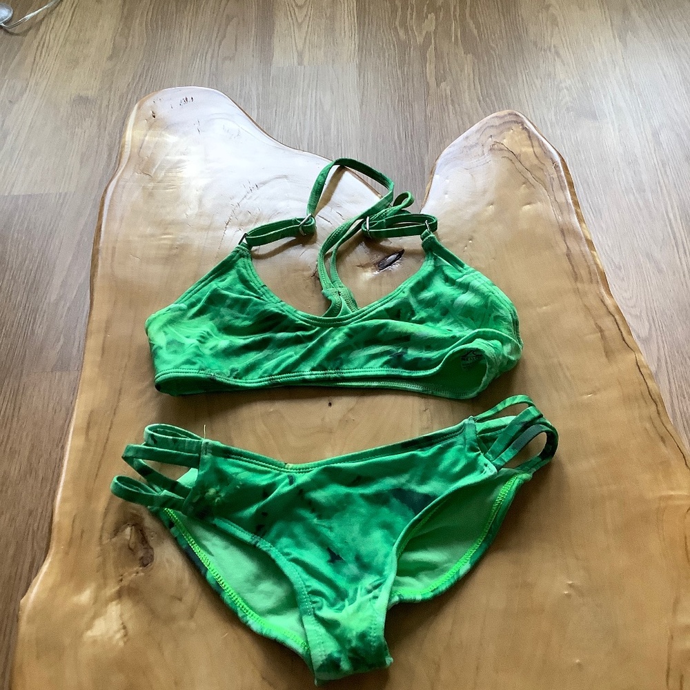 New Pakaloha green print XS Peahi bottom and S Kahana top (set)